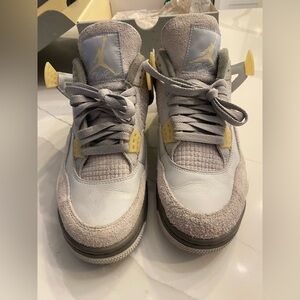 Nike Air Jordan 4 Retro sE photon dust/pale vanilla.
